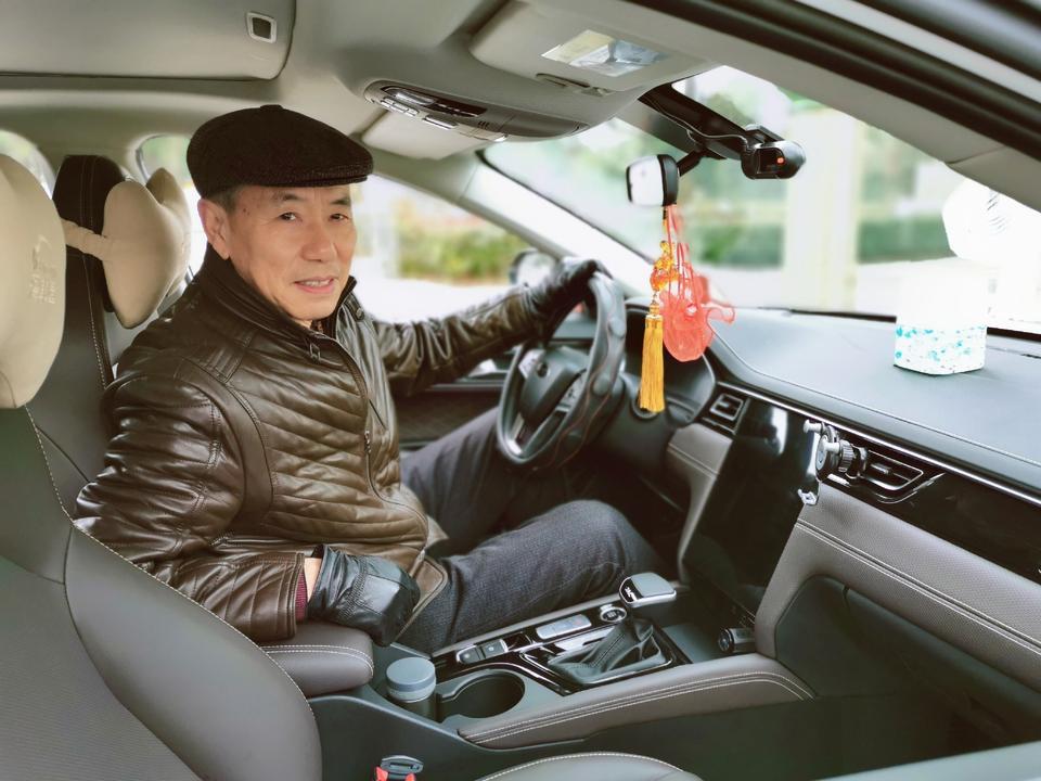 嘉悦a5-外观：
轿跑设计，美观，像跑车，流线不错，年轻感强，我就喜欢年轻的感觉?
内饰：
内饰全是软塑材质非常不错，新车也没啥味道，我还用测甲醛的测了，没有超标，棒！氛围灯也是不错的，很特别。
驾乘：
开着舒服，前后都是独立悬架的，这个做得特别好。静音效果也是很好的，高速120/130都没啥声儿。底盘好，稳定性也好。

