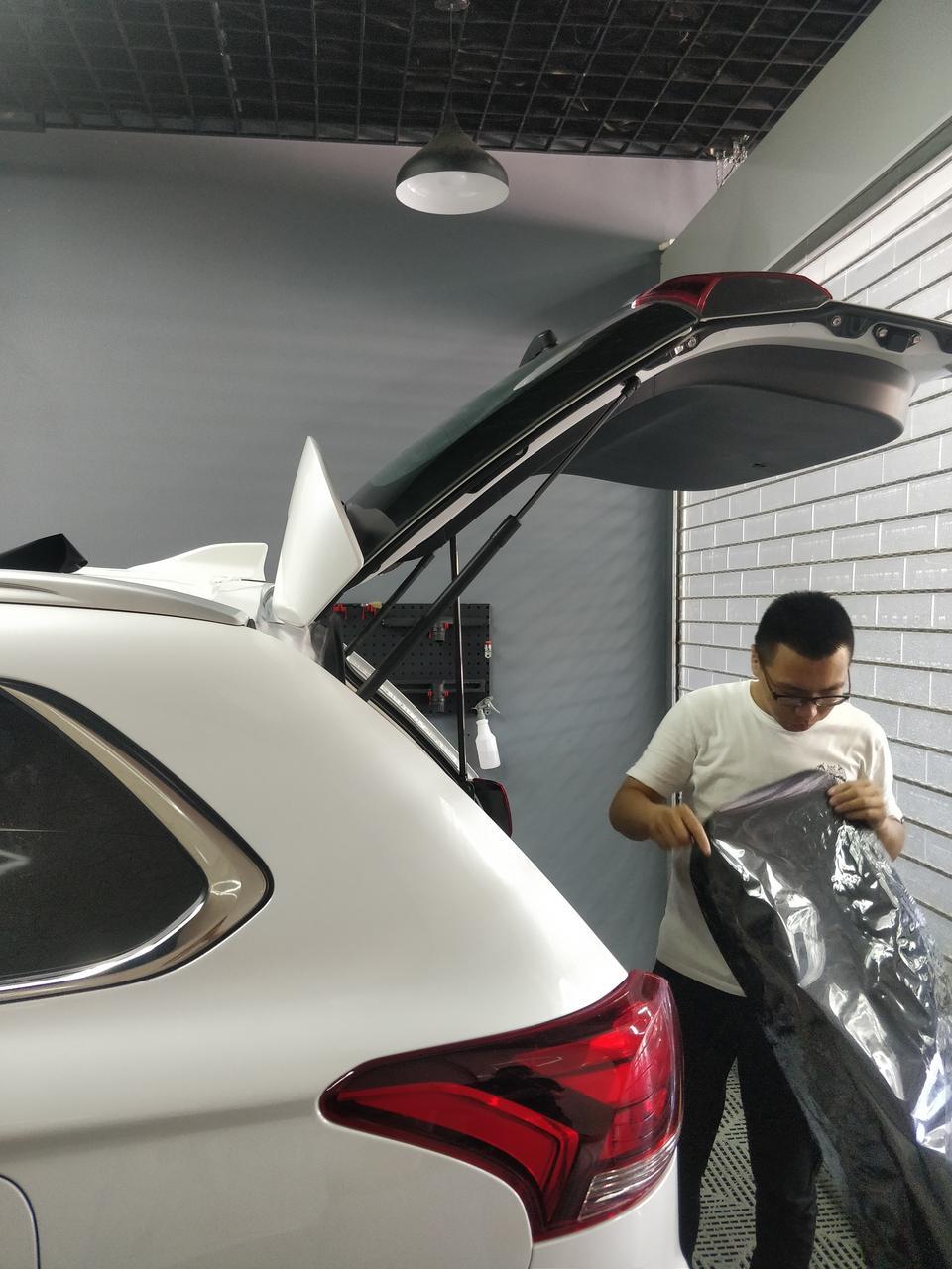 欧蓝德-购车总价 | 裸车16.58万，贷款手续费3000，八万三年免息，无其他附加费用，算购置税+保险19万落地。
空间 | 空间非常适合家用，后排空间和后备箱非常富余
内饰 | 内饰中规中矩，无科技感可言，驾驶实用配置统统配齐，同价位车型少有的七个气囊
驾驶体验 | 20万以内首选也是唯一的四驱合资SUV，动力随踩随有，很充足，加速很线性，新手比较好上手
颜值 | 三菱家族霸气前脸，自动LED大灯晚上光源很棒
油耗 | 提车三天，高速+国道+省道，均衡油耗7个左右，还未进市区拥堵路段，市区估计油耗会有