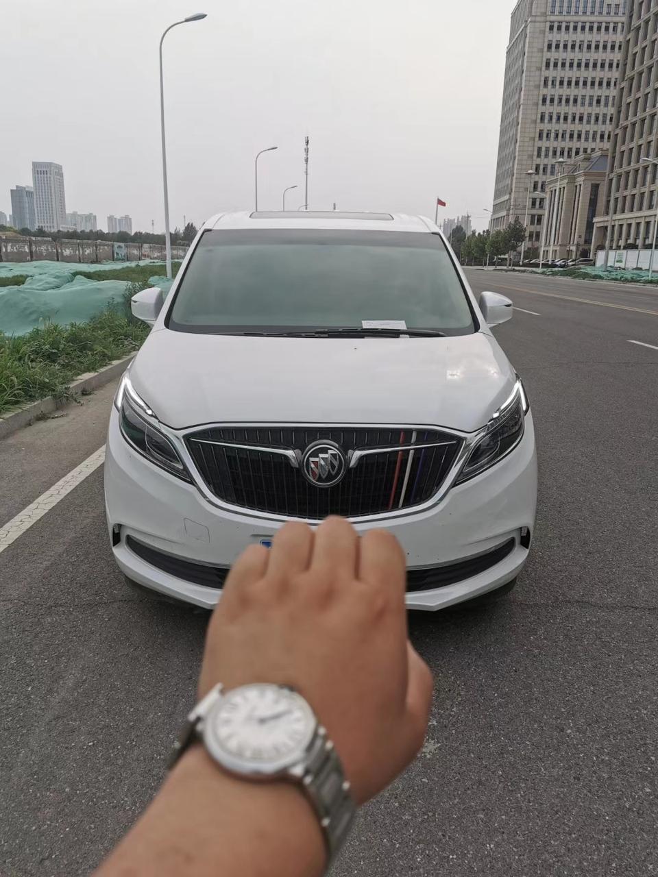 别克gl8-购车总价 | 当时买车的时候没有优惠，裸车价格是25.29万。跟指导价一样。
同级对比 | 当时看的是本田奥德赛，感觉两个车有很多类似的地方。不过还是喜欢美系车，主要GL8是商务车的典范,最终选择他。
空间 | 空间整体还是比较满意的，不论是乘坐空间还是后备箱空间。本人一米八二，无论坐在哪个位置都不会觉得顶头曲脚什么的。 就是第三排有点儿不太地道，左右各一个水杯槽，连个储物箱都没有，显得空荡荡的不太实用。
驾驶体验 | 2.0t的发动机动力还是不错的。起步不肉，低速涡轮介入介入的很早。只要舍得
