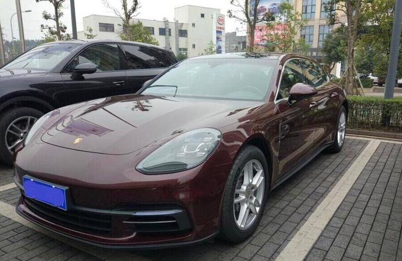 panamera-购车总价 | 买这款车的时候总价位是112.6万元。
同级对比 | 跟奔驰S级相比，这款车的外观会更有豪华感，试驾的时候感觉这款车的性能配置也非常的符合我。
空间 | 轿跑空间还凑合，前排后排都过得去，不过后备箱的空间还是很满意的。
颜值 | 外观真的是没话说，每一处都是完美的线条，特别的喜欢。
内饰 | 闫车不进行选配的话，标配的内饰及座椅材质都不是真皮。
