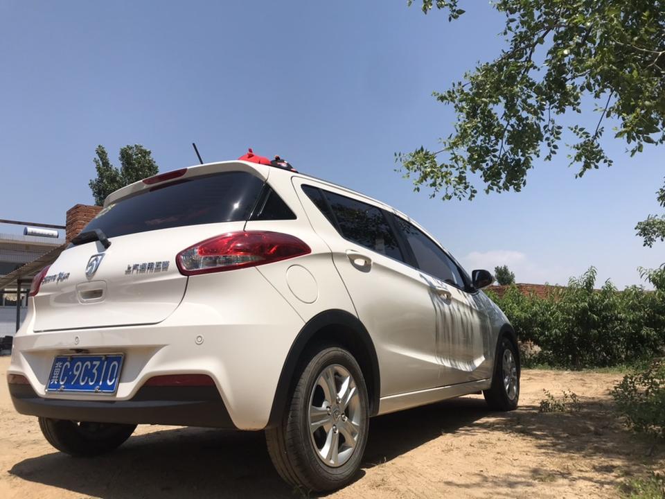 购车总价 | 由于是刚推出的时候买的，优惠没有太大，就优惠了500元，是不是太少了，哈哈哈，，没有办法呀，最后花了49300买的裸车。办牌子保险一共花了57000多点。
同级对比 | 在买车之前看了奇瑞，长安，长城几个车型，对比下来感觉还是宝骏310不管在外观和空间都比较优秀。
故障吐槽 | 买到手以后，也没怎么出过故障，就主驾驶玻璃升降有点问题，不过去店里解决了。
空间 | 宝骏310的空间真是没得说，轴距2550，在同级别里那是最宽敞的了。
驾驶体验 | 这款车适合新手，开起来挺轻松的，方向盘操作精确