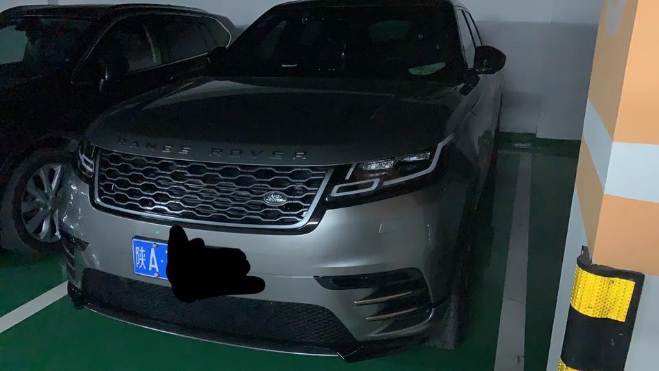 揽胜星脉-# # 去4s店就是奔着星脉去的，第一天去
先是去试驾了一下，试驾感觉还可以，就问了有没有现车，销售说现车只有250套件版，灰色，谈价格，谈价期间不停的索要赠品（不要他是真的不给）压低裸车价，我说的是价格满意直接订，销售也是不停的申请，最后谈好裸车54.98。其中   包括赠品    电动脚踏板  儿童座椅  全车镀晶  玻璃膜  脚垫  6年不限次数保养。第一天交了定金就结束了，准备明天直接来提车。
第二天   上午来先去交了钱，然后车就开去镀晶，贴膜，大概等了4个小时左右，开出来，停到了一间