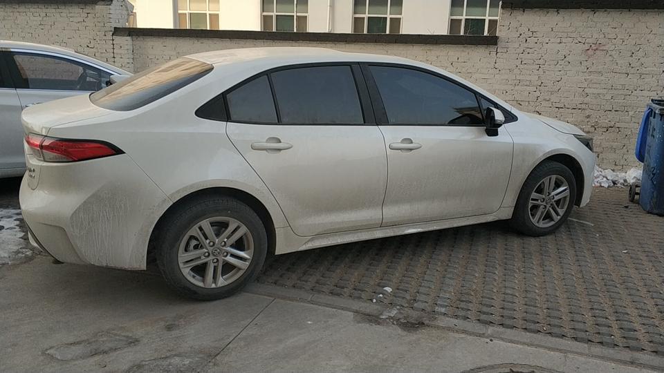 高尔夫·嘉旅-2019年就有购车计划，一直在关注着汽车，从最初的德系高尔夫嘉旅，到年底提车的广汽丰田雷凌1.2T豪华版，这段时间以来可以说是在网上看了很多不同车型不同配置的信息。
在没有购买雷凌以前，我是一名忠实的大众粉，一直钟爱着高尔夫，尤其是嘉旅的出现，换车就准备换高尔夫嘉旅，可是德系车小毛病多的口碑，和周围朋友的建议，最终还是毫不犹豫的选择了广汽丰田雷凌。
为什么选雷凌，就是因为他的性价比确实高，在卡罗拉和雷凌之间同款配置的车型卡罗拉要贵出五千，可能这就是品牌的溢价率吧，媳妇是比较喜欢卡罗拉的，因为