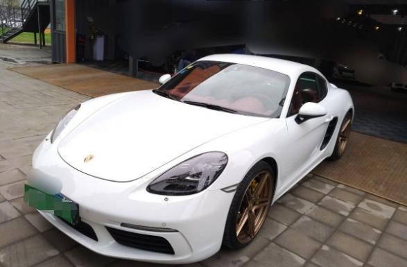 裸车价：64万落地价：75万#同级PK: 试驾了奥迪TTRS和保时捷718 Cayman，觉得奥迪TTRS的400马力的动力参数更强，但是品牌价值和操控性会比保时捷差一些，最后我还是选了保时捷718 Cayman。#外观时尚：在经典外形的基础上，这一代718 Cayman进行了一定的改良，无论头灯还是尾灯的样式都进行了一些变化，变得更加时尚。#内饰精致：内饰设计比较精致，7英寸操控中控屏显示效果清晰，界面设计美观。#空间充足：这款车的内部空间设计比较合理，我身高187厘米，坐在驾驶位也很舒适。#油耗合理：