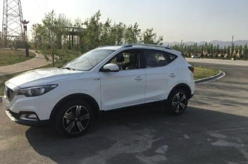 购车总价 | 裸车价8.98万，落地价10.8万。
同级对比 | 预算就12万以内，想买SUV，合资这个价还是买不到比较好，性价比高的车，所以不太考虑了，就考虑好的，性价比高的国产车，比较喜欢的有帝豪GS和名爵ZS，不过听说帝豪GS油耗高，就排除了。
空间 | 乘坐空间很大，我180的身高，头顶一拳多，腿部还有两拳空间，后排比例放倒，后备箱空间很大，车内小的储物空间也多。
颜值 | 外观运动型线条，满满的都是运动气息，大灯日行灯都是LED灯，很亮，也显得高端时尚，大中网满天星的形状设计很漂亮，双色拉丝的轮