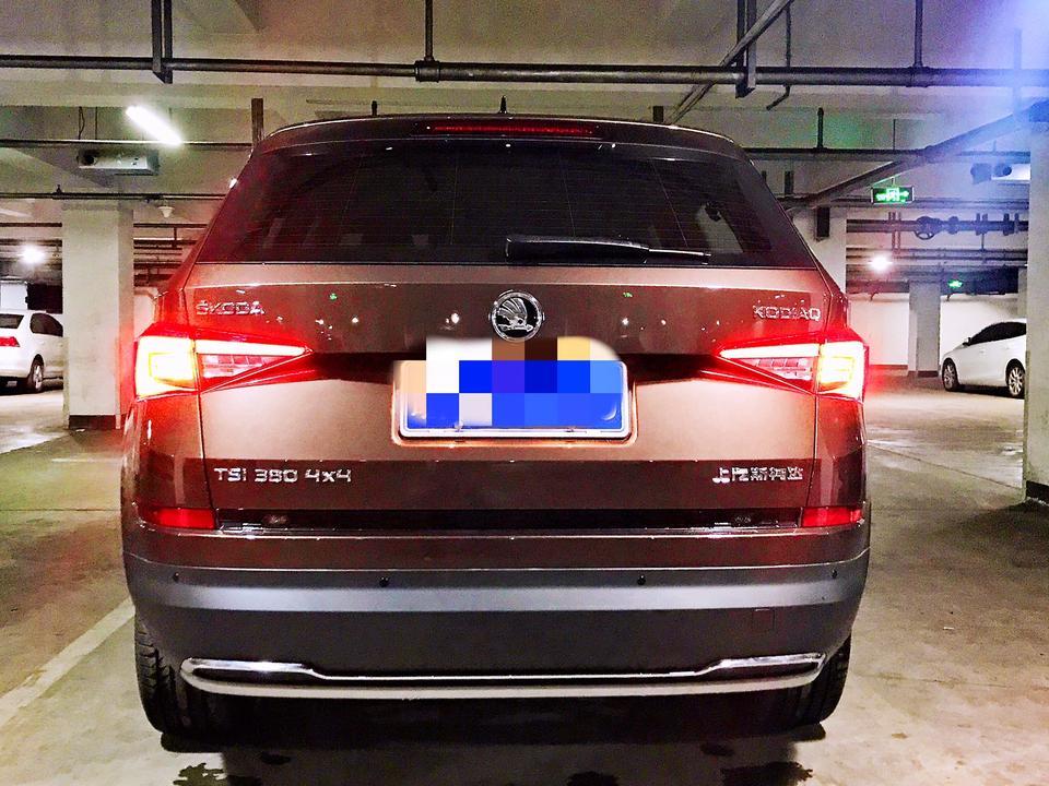 先说说选车原因，因为第一辆车是大众，对大众的车子较为了解，自己喜欢车，又爱动手，所以第二辆车就选了同是大众系的斯柯达，配件通用，保养和后续维修便宜，之所以选了7座四驱车型是因为家里用车以自驾游和全家出行为主，两个孩子加上老人普通车型会有点挤，而且孩子的东西特别多，出门一次像搬家，斯柯达的后备箱空间巨大，平时一家四口出行的话第三排放倒，后面超能装，两个推车加上行李和孩子的用品，妥妥的。最主要的还是性价比，这个价位的7座SUV可选的也就那么三四款，综合性价比来说，我个人觉得斯柯达柯迪亚克还是十分有优势的。
#