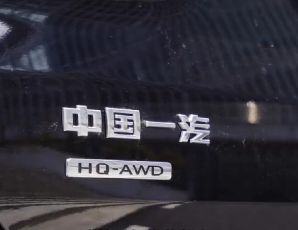 红旗hs7-购车总价 | 裸车价39.98万，落地价40.12万。
同级对比 | 在HS7没上市时，因为预算的原因，我在看凯迪拉克XT6，它也算中型的SUV里的优秀者了，但是我试开凯迪拉克19款豪华型时，觉得它的舒适性很不好，有异味不说，底盘悬架也很硬，震感和侧倾感都很明显。因为工作的原因，我想选择舒适性更高一点的车，就关注到了红旗，红旗的舒适性真的没话说，HS7刚上市时，有好多人转发去车展看的视频，我就也去了，过了几个月就提车了。
空间 | 5米长的车身，2米的车宽，已经决定了它空间大。坐车里面真的是很