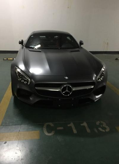 同级对比 | AMG GT大街上跑的少，自己开出去就是那个与众不同的仔。其实说来说去就是预算不够，不然就上法拉利了。
购车总价 | 上海裸车99万，落地109万。
内饰 | 中控非常好看，仪表盘是传统的AMG仪表，大概这就是传承吧。配上氛围灯，奔驰豪华内饰真不是吹的。
驾驶体验 | 跑车的悬架都很硬，但是GT的座椅舒适性很好。驾驶起来的回火声非常性感，但晚上的时候这就变成了，幸福的烦恼了。
