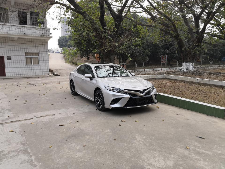 凯美瑞-购车总价 | 230000+，裸车205800，购置税18000+，保险7000+
同级对比 | 个人觉得外观相比雅阁，天籁更大气，中控很个性，就这两点决定了我坚定的选择。性能、操控、空间各有优缺，不赘述。
故障吐槽 | 冷车启动发动机噪音较大，高速上（100以上）风噪较大，a柱尤其明显。速度稍快一点胎噪也不小。
空间 | 宽敞！1米8的高个姿势任意摆
驾驶体验 | 加速流畅，起步稍顿，只要肯给油，动力充沛，手自一体加上换挡拨片，驾驶乐趣丰富。
颜值 | 选择她，就是心中的No. 1
内饰 | 总