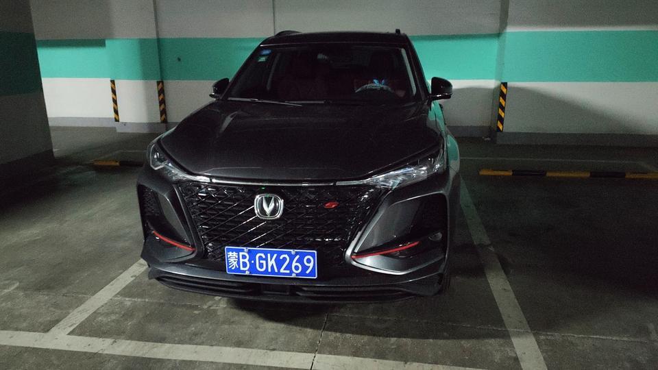 长安cs75 plus-CS75PLUS 口碑 (上)
先做个自我介绍，我是个晚80后，近90，算驾龄的话正好10年，人生中买的第一辆车BYD F0，算是新手起步，使用中有各种小毛病，什么内饰异响了，冬天光驱不读碟了，音响声音不对了等等，大毛病是没有，但也总被小毛病困扰，开了两年，手里稍微有了点积蓄，觉得自己过了新手阶段，打算换车，由于小车底盘低，有些停车位上不去很是头疼，于是从心底就想换SUV,加上当时对国产车小毛病的抵触，决定要换个合资车，于是十万出头的预算来看，合资suv确实没什么可选，恰巧当年小型