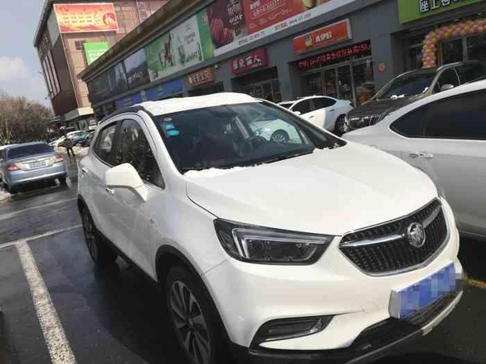 购车总价 | 裸车价13.5万，落地15.7万
故障吐槽 | 后备箱平时放些东西还可以，出去旅游东西一多就装不了了。隔音效果太差，正常驾驶胎噪声不大都能传到车来，上了高速还能听到风噪声。
空间 | 前排空间还是很舒服的，我调整好座椅后，空间还是很开阔，视野也很好，储物空间设计得不错，门板上很多储物格，可随心所欲放各种乱七八糟的小东西。
驾驶体验 | 1.6t涡轮增压发动机搭载6at变速箱，对女司机来说这样的动力配置已经很不错了，本来我开车也不怎么喜欢开快的，开着昂科拉会觉得起步稍微慢了点，但还算平顺。方向