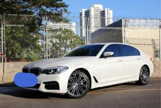 宝马5系-价格：裸车价格42.99万  到手花了46.8万。
外观还是很炫酷的，无论是接送客户还是家用车，都十分的好用。动力也很强劲啊尤其是在换挡得时候干脆利落。空间也足够用了至少普通体格是够用了，我身高178绰绰有余。一点也不拥挤。目前来看虽然跟7系比还有点差距，不过毕竟是同一个品牌，还是会不断的更新换代的。
#内饰配置 内饰有科技感，最惹人喜欢的就是它的智能驾驶，只要你倾情的说出去那里系统就会导航，这可比用手机方便太多了，甚至还要在车里安置一个手机支架，麻烦死了要。有了智能导航，就可以安心的开车了，不