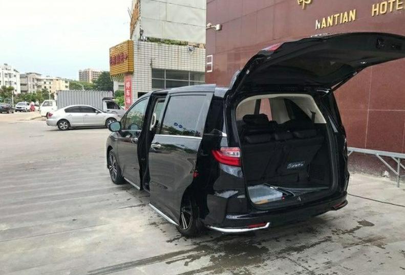 购车总价 | 当时买这款车的总价是29.5万元。
同级对比 | 跟大众途昂比较了一下，这款车的空间相对大很多，舒适度方面也是极高的。
空间 | 空间足够大，毕竟是MPV，空间小也不会买它，后备箱也够用，第三排座椅下面还可以躺着放行李箱。
颜值 | 外观非常的漂亮，但我买这款车，外观不是主要的首选，我主要还是奔着空间去的。
内饰 | 那是老成大气漂亮，但不是我首选的标准，只要坐着舒服就行了。

