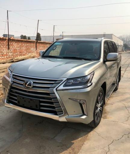 凯雷德escalade-裸车价：148.8万 落地价：168.6万  #同级PK: 在凯雷德和LX之间纠结了很久，凯雷德空间更大，动力更强，但是LX的越野和脱困能力更好，选来选去，还是买了越野更强的LX570。#外观时尚：LX采用了雷克萨斯家族式的车头设计，纺锤形格栅加上匕首形日行灯，非常时尚。#内饰豪华：内饰设计层次分明，豪华感很强，中控台的石英钟表我非常喜欢。#空间充足：车内空间非常充足，坐满8个人也没有任何问题。#油耗较高：我平时都是满员出行出去测量，所以油耗还是有些高，达到了24升。#操控顺畅：8