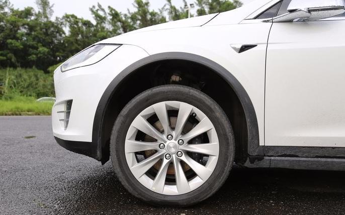 model x-购车总价 | 裸车价80万，落地不到92万。
续航 | 我买的这款是长续航版的，高速上跑个400公里没一点问题，市区内可能就380左右。
颜值 | 我买的这款modelx是白色的，外观就不用过多叙述了，看起来很细致大气，内饰给人视觉上很不错的感觉。
空间 | 坐在车内胳膊和腿部伸展自如，前后排的乘坐空间也很宽，车内空间还是很足的，前后备箱能放下很多东西。
驾驶体验 | 毕竟价格放在那里，好配置和高马力发动机让整个驾驶体验非常的好，起步的时候没有一点拖拉，而且起步加速度很快。方向盘操控性很精