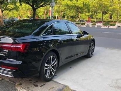 奥迪a6l-购车总价 | 裸车价：36.9万元。 落地价：40万元
同级对比 | 综合性价比肯定不错！可以说在BBA同级别车型当中算是挺好的。外观成熟稳重，标配的LED大灯我很喜欢，19寸轮毂看起来很帅气，空间宽敞，配置方面基本上该有的都有，很舒适很豪华的一款车。
空间 | A6L的空间设计不错，很有空间感。我身高178，坐在驾驶位置，感觉很宽敞，头部空间很足！坐后排跷二郎腿还蛮舒服，不过后排中间位置脚部凸起蛮高的，坐后排中间的话时间久了有点变扭！车内的储物空间设计不错，平常可以放不少的小东西。后备箱的空