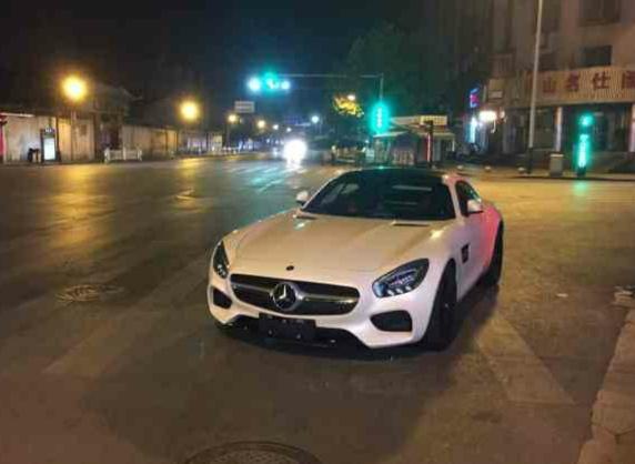 amg gt-购车总价 | 这款车的裸车价是在130万，在是奔驰的一种新增车型，价格是我很满意。
同级对比 | 对比价格类似的一些车，我觉得我还是会选择这款，因为它外观相当霸气。
空间 | 这款奔驰的空间还是延续了奔驰一向的特点，空间不会大，但个人感觉还可以。
颜值 | 这车的颜值真的是绝了，不过奔驰奔驰的外观向来就是好看的，只是它在好看的同时还很霸气。
内饰 | 里面非常漂亮，整洁大方。在整洁的同时，让人感觉非常的豪华，这可不是所有车都能够做到的。
驾驶体验 | 我个人体验非常好， 它能够在保证速度的同