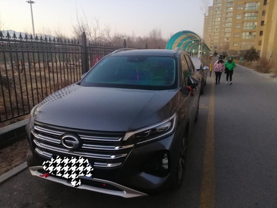 本人八零后但不油腻的大叔一枚。人生第二辆座驾是11月26号入手的2020款传祺GS4，悄悄地告诉你，我可是宁夏地区首台20款GS4哦。
说实话，在换车之前大概一个月的时候吧，就开始在网上了解各种车型的优缺点，因为我的第一台车是轿车，所以我首先确定一定要买SUV，主要是SUV的空间大，然后根据预算就确定买落地15万左右的了。什么长安啊，哈弗啊，传祺啊看了个遍，结果没看出个子丑寅卯，于是乎带着老婆直奔4S店，其实主要看的还是上面提到的这几个品牌。
当来到传祺店的时候，销售小哥的热情把我和媳妇牢牢地留在了店里，