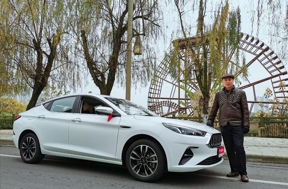 嘉悦a5-外观：
轿跑设计，美观，像跑车，流线不错，年轻感强，我就喜欢年轻的感觉?
内饰：
内饰全是软塑材质非常不错，新车也没啥味道，我还用测甲醛的测了，没有超标，棒！氛围灯也是不错的，很特别。
驾乘：
开着舒服，前后都是独立悬架的，这个做得特别好。静音效果也是很好的，高速120/130都没啥声儿。底盘好，稳定性也好。


