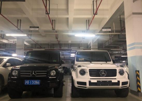 奔驰g级-同级对比 | 200万以内的越野，只有大G最具有个性，最能吸引住我，其它车根本一点感觉没有。
购车总价 | 裸车170万，上海市落地200万。
驾驶体验 | 新车感觉动力挺足的，开了一阵后，觉得D档反应变慢了，试了好几次地板油，也就那样了。
空间 | 驾驶位很宽敞，座椅我一直调到靠最后，不考虑我后面坐人。后排空间不关我事。
