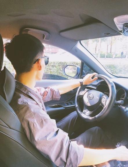 encino 昂希诺-购车总价 | 裸车的价格是15.48万，再算上购置税和保险费用，我算了一下落地价大约是18万，根据我买车的20万预算，这个价格还是挺满意的。
同级对比 | 买这辆车之前我还看了一款跟它价格差不多的一款车，现代的ENCINO昂希诺，不过现代这款车的外观是我不喜欢，车顶有两个架子，感觉有点丑，还是丰田C-HR这款车更符合我的审美。
内饰 | 对于我来说内饰实用是最重要的，这款车就满足了我个要求，中控台的设计让我很满意，这也是我钟意这辆车的一个原因。
空间 | 这款车是5门5座SUV，空间