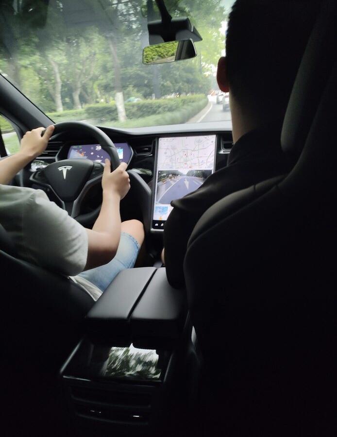 model x-购车总价 | 裸车价80万，落地不到92万。
续航 | 我买的这款是长续航版的，高速上跑个400公里没一点问题，市区内可能就380左右。
颜值 | 我买的这款modelx是白色的，外观就不用过多叙述了，看起来很细致大气，内饰给人视觉上很不错的感觉。
空间 | 坐在车内胳膊和腿部伸展自如，前后排的乘坐空间也很宽，车内空间还是很足的，前后备箱能放下很多东西。
驾驶体验 | 毕竟价格放在那里，好配置和高马力发动机让整个驾驶体验非常的好，起步的时候没有一点拖拉，而且起步加速度很快。方向盘操控性很精