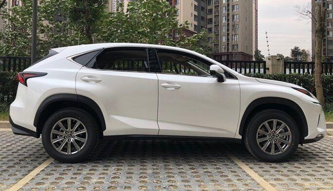雷克萨斯nx-买了辆雷克萨斯过大年，春节时开回老家赚足了面子，裸车价33万整，软磨硬泡才优惠了5千。选车时还看过宝马X4和捷豹F-PACE，但都不如NX 300实惠，最关键的是雷克萨斯常年占据美国J.D.Power可靠性排行榜榜首，所以毅然入手。
油耗：平均油耗8.8，很吉利的数字，上下班通勤和高速各占一半吧，比较满意。
空间：前排空间满意，但后排坐3个人横向空间略显不足，尾箱空间不错，中央隔板取下后空间更自如。
内饰：仪表台精致又不失稳重，内饰整体档次感觉不次于任何品牌，座椅有种包裹全身的感觉，坐着安全
