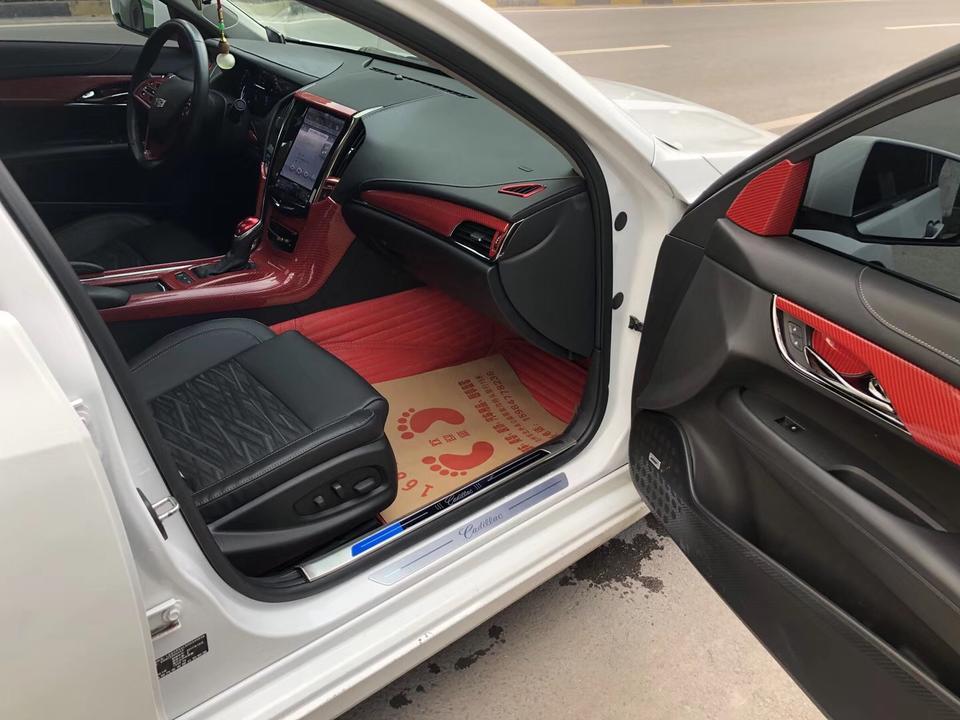 我是2018年8月提的这辆车，加装骚红内饰，大拆换Gps，上车险等落地花了31万左右。当时买车就是瞄准了时尚，颜值，对比奥迪Q5宝马X3，最后去看了凯迪拉克，发现它犹有过之，犀利的大嘴，鹰眼设计大灯，流畅的曲线，不挑了，就选它了。
#外观好看 征服我的就是他的外观，车身整体感很强，时尚的轮毂设计，犀利的车头，帅的一塌糊涂。白色成为街车色现在仍然非常出众，非常适合年轻人。
#加速动力不肉 2.0T动力加持，提速暴躁，推背感很强，发动机动力很强，点油门就窜，嘎嘎快！
#乘坐空间够用 乘坐空间足够，配上骚红内饰
