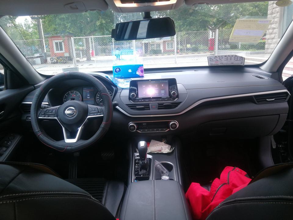 购车总价 | 裸车15.08，落地17.2左右。
同级对比 | 定车前比较过雅阁，迈腾等B级车，也看过宝来速腾和轩逸，总的来说性价比还是天籁更胜一筹，空间妥妥的够用，动力2.0自吸家用也足够了，三大件除了变速箱口碑都还不错，保值的话没怎么考虑，我个人认为我不是个能频繁换车的人，主要是经济能力不允许。其实最开始考虑的是宝来和轩逸，但是四儿子店你们知道的，轩逸一分优惠没有，落地要14多了。宝来高傲的像一只白天鹅，最后在同事的鼓捣下看了本田和迈腾还有天籁。本田得益于近期发动机故障问题，果断拜拜，迈腾的话主要是我