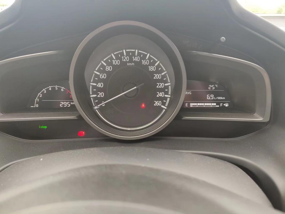 购车总价 | 裸车13.18w优惠了9000，感觉买贵了，毕竟手动挡，花15w买个手动挡的得需要多大的勇气啊～～原车啥也没有，送了贴膜，行车记录仪，皮座椅，大屏，倒车影像倒车雷达～～还凑合吧?
同级对比 | 钢丝属于轿跑SUV，虽然定位紧凑型，但其竞品应该是逍客，缤智，C-HR这些小型SUV。都各有特色，选择喜欢的就好，我颜值控，所以选择了钢丝(´-ω-`)
空间 | 空间确实不是优势，不过自己开倒是无所谓了，纯家用的慎选！！
驾驶体验 | 马自达号称主打操控，啥是操控咱也不懂，开着舒服就挺好，手动挡的也