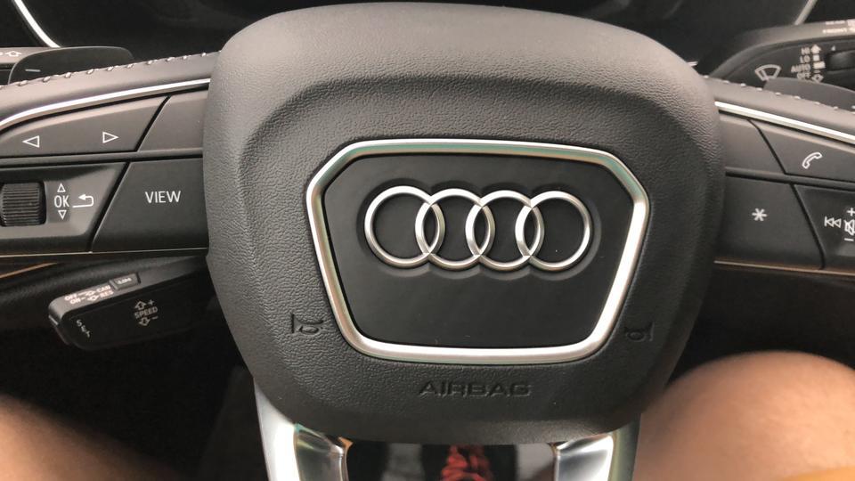 奥迪q3-购车总价 | 裸车23.5万，4s店要求最低加装3000。
油耗 | 目前一共行驶了将近500公里，加了1箱95的油，油表显示还有两格，还能行驶120公里。综合油耗8.7，高速上开空调6.4，市内9.6～10.2不等。总体上还是比较省油的。
空间 | 空间与同级对比不小，特别是前后排座椅座垫都加长了，甚至后排坐垫比我以前的天籁还要长。坐进去后部空间很好，没有任何局促感。运动型的车前排座椅带腿托，很棒。
内饰 | 动感型车内部以反毛皮为主，档次还算不错的。座椅的包裹性也很强。按键做工也不错，很德系
