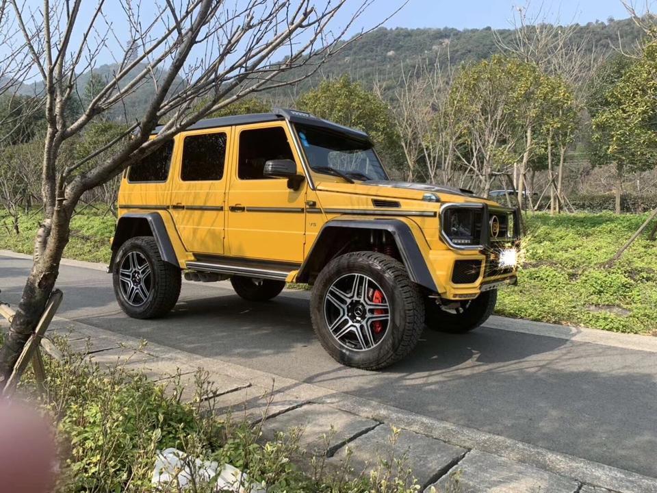 奔驰g级-【品牌型号】 奔驰巴博斯大G4*4限量版
【上牌日期】18年3月
【目前公里数】2万
【车型详述】新车落地450万。改装60万。
 来讲述下我与大G的故事吧，此车购置于2018年1月份，天津港原装进口巴博斯限量版！本来去买车之前不是想买他去的，当看到他的第一眼就深深的爱上了他，无法自拔！
这辆车0-100km/h加速时间为4.2秒，最高时速被限制在250km/h。
这台车外观看起来很霸气，但是后排空间真的很小像我178得身高做后排腿部只剩下两只的空间。
这台车真的真的不建议女孩子开因为方向真的真
