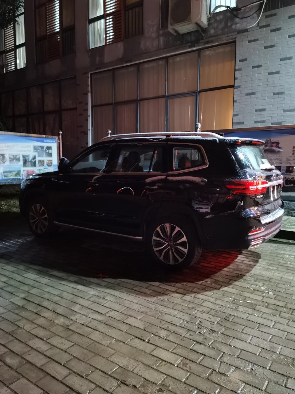 普拉多(进口)-个人喜欢越野车，也开过各种越野车，第一辆车2000年买了一辆进口96款普拉多2.7排量的。2014年又添了一辆国产江铃驭胜S350柴油2.4T的，。两辆车时间长了也开腻了，就想着再添一辆。所以一直在网上泡着，天天看各种越野车，对比来对比去，也去好几个城市的4S店试驾各种车，而且各有千秋。最终还是选择了荣威RX8、2019款四驱互联网至尊版的，11月中旬，到西安光明路陕西意友荣威汽车4S店交了定金，剩下就是漫长的等待，到了1月5号才提的车。提完车没来的及上牌，就直接开着上合肥，在合肥呆了有1