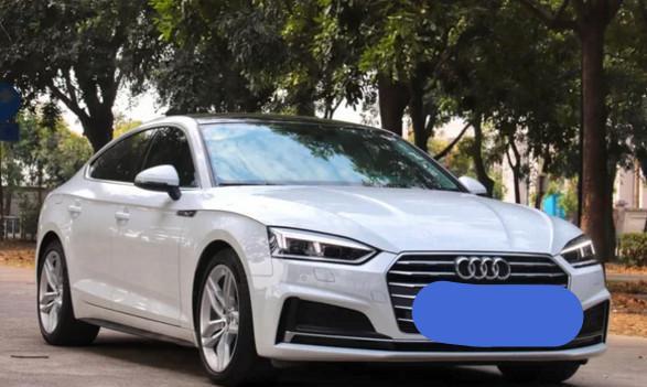 奥迪a5-价格：裸车37.80万 落地价：44.78万
#外观漂亮 外观是很运动的感觉，流线型的车身，大气漂亮，感觉适合我这个不算年轻人的年轻人
内饰方面总体来说还是很好看的，并且做工真的不错，很细腻，中控台造型非常好看，功能清晰，分区明确，仪表盘的设计也非常有科技感
操作：电动助力转向，是的方向盘用起来比较轻，指向比较精确，
动力：动力非常强劲，再挂上S挡的情况下，发动机发出跑车的轰鸣声，在起步的时候提速非常快高速阶段再加速能力也是非常出色的
缺点;我一米八三开车的时候还好，坐在后面感觉头部空间小，配置