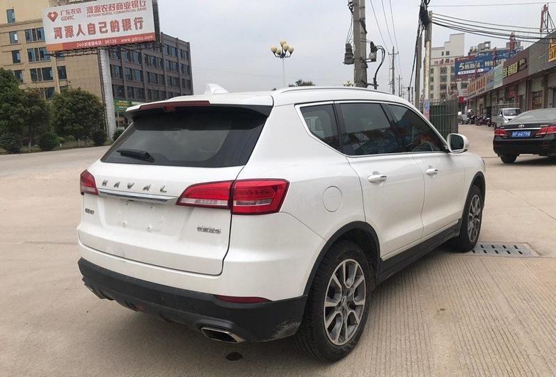 哈弗h7-购车总价 | 费尽口舌，最终优惠两万，裸车价14.3万，加上购置税和保险等，落地价一共花费16万。最终接受了店员的一个5000元大礼，包里面有太阳膜，全车的各种垫等等东西，感觉有一点贵。
同级对比 | 最开始喜欢传奇的gs7，但总感觉有一点太大，而且油耗会相对高一些，想一想还是算了。哈弗系列车的口碑非常好，而且这台车外观很漂亮，空间，动力等方面也都能满足我的需求，价格也比较优惠。
颜值 | 外观是非常打动我的地方，整体感很强，线条流畅，前脸硬朗，搭配别致的大灯，更显年轻时尚。
空间 | 五口之家