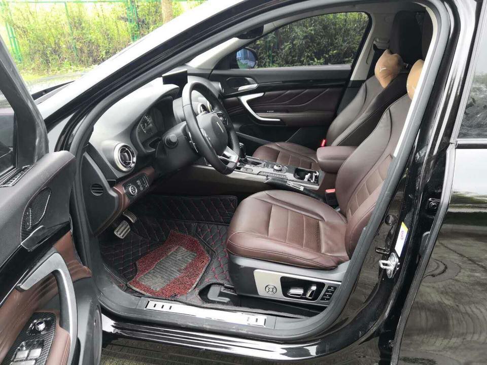 wey vv7-购车总价 | 裸车价16.5万，购置税1.5万，保险7000，合算下来一共18.7万。
同级对比 | 标志4008和雷诺科雷嘉，当时主要是一共这三款车对比，4008的外观和内饰都喜欢就是价位太高了，科雷嘉的价位还可以，但是空间方面小了一些，最后还是决定vv7
故障吐槽 | 开了整整一年了，没发现什么问题，就是这个语音系统反应不是太灵敏，还不如按键操作快捷
空间 | 这个是个很大的优势，比前边两个对比车型都宽大，而且地盘比较高，通过性很强。
驾驶体验 | 方向盘没有虚伪指向精准，力度不轻不重