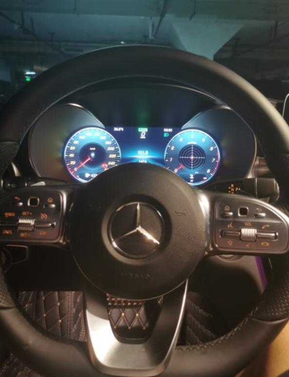 购车总价 | 裸车39万，交了购置税上了保险有个45万吧，比预算多了几万块，但不得不说贵的车开得就是爽。
同级对比 | 同级车里奥迪A4和宝马都没太考虑，天真的想换一辆跑车来着，可惜囊中羞涩，看了奔驰C级还挺满意，性价比可是高于一些跑车了，加了点钱就买了。
空间 | 平时主要开车接老婆上班，基本只坐前排，俩人都不是很高我一米八左右，感觉空间很宽松，后排座椅能放倒，放两个行李箱是没问题的。
驾驶体验 | 方向盘较轻，动力还挺满意的，升档很顺滑，悬挂不错开着很舒坦，座椅算是舒服的了，整体还不错。
油耗 | 软