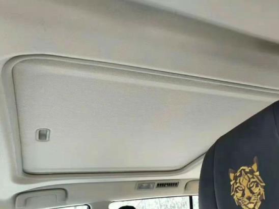 帕杰罗(进口)-购车总价 | 总车加上购置税、保险费、上牌等落地花了37.64万。
同级对比 | 对比了昂科威，虽然配置丰富，但是细节方面都不如帕杰罗，外观也是更看好帕杰罗。
故障吐槽 | 暂时没有什么不好的，才提上车没多久 感觉都还可以。
空间 | 这辆车的空间很大，不光是整个乘坐空间，就连后备箱的空间和车门内侧储物空间以及扶手箱的空间都是很大的，平时放水和随身携带的物品都很方便，显得大气而不拘束。
驾驶体验 | 方向盘还是不错的，转向灵敏。刹车估计是新车的原因不是很习惯，轻轻踩刹车就停住了。
颜值 |