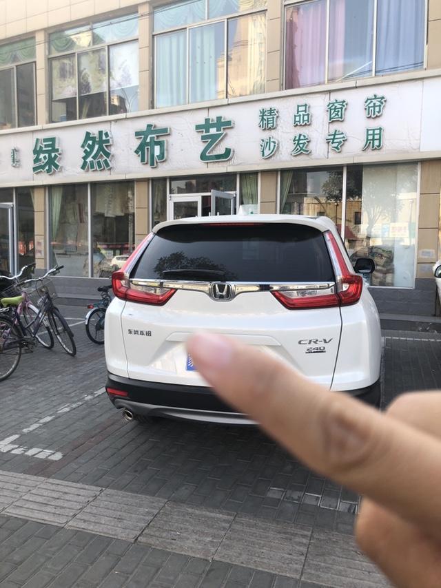 本田cr-v-购车总价 | 19.1落地
同级对比 | 丰田荣放我们这老一代卖光了，没有车，奇俊只有最高配，不考虑大众，同级车中最在乎的是空间和后期使用成本，这都是crv的强项，保值率高，保有率大
故障吐槽 | 隔音一般，胎噪太大，做工一般接缝大
空间 | 最满意的就是空间了，头部高，横向宽，前后排都宽敞，储物空间多还特别合理，后备箱非常能装，后排放倒就是一张床
驾驶体验 | 有点偏软的悬挂，过滤小的细碎却有点颠，方向盘虚位小，指向型更好，调头方向盘只能打一圈多点
颜值 | 外形还是很不错，典型的城市SU