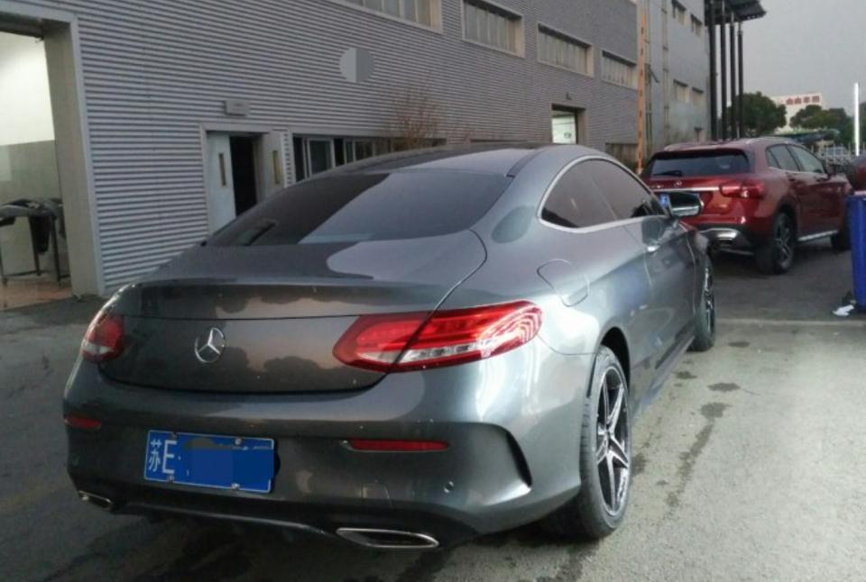 购车总价 | 裸车39万，交了购置税上了保险有个45万吧，比预算多了几万块，但不得不说贵的车开得就是爽。
同级对比 | 同级车里奥迪A4和宝马都没太考虑，天真的想换一辆跑车来着，可惜囊中羞涩，看了奔驰C级还挺满意，性价比可是高于一些跑车了，加了点钱就买了。
空间 | 平时主要开车接老婆上班，基本只坐前排，俩人都不是很高我一米八左右，感觉空间很宽松，后排座椅能放倒，放两个行李箱是没问题的。
驾驶体验 | 方向盘较轻，动力还挺满意的，升档很顺滑，悬挂不错开着很舒坦，座椅算是舒服的了，整体还不错。
油耗 | 软