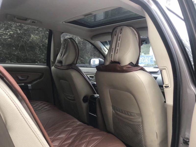 沃尔沃xc90 phev-这个车提车的时候是83.4万，加装花了4.5万，很喜欢这个车的空间大，并且动力强劲，动力输出平顺性稍差
跟路虎相比，因为比较注重车的安全性能，所以选择了沃尔沃，自认为沃尔沃的安全性能比较高点
跟奥迪a8相比，后排很宽松舒适，动力性能差不多，但是刹车系统偏软
外观稳重大方 : 外观很低调奢华，并且内饰做的很细腻奢华，并且感觉很帅气，特别喜欢这个车的颜色，比较稳重，车漆很厚实
空间乘坐舒适 : 车内空间很大，座椅很舒适，驾驶位的座位也很大，后排的位置也挺舒服的，遇到坑坑洼洼的地方，也