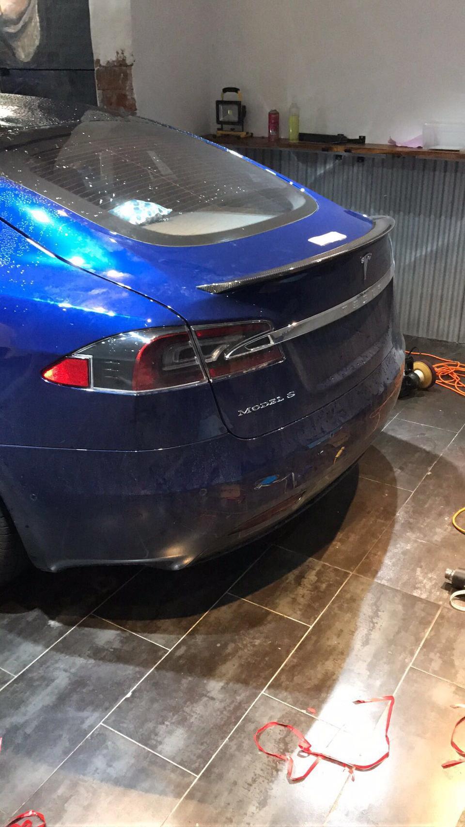 model s-购车总价 | 当时没有优惠，新车裸车价80.63万，加上保险，上牌下来89.45万，新能源车型没有购置税。
同级对比 | 买车就看中了特斯拉的新能源，毕竟做的挺不错。科技感十足。
故障吐槽 | 新车刚买的时候后门有瑕疵，只怪验车没看清楚，后来去4s店，人家不承认，
空间 | 空间还算可以吧，本人173，做后排腿部空间有1拳左右，头部空间有3指。后备箱空间表现不错，满足一家三口的一家游出行还算可以。
驾驶体验 | 动力输出特别够用，百公里4.3秒的加速成绩，方向盘指向精准，悬架调教的挺不错，