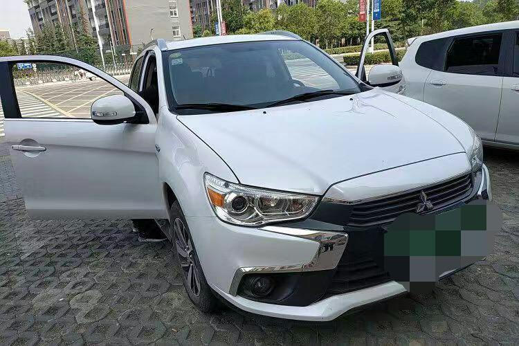 劲炫asx-购车总价 | 购车时的裸车价是11.58万，赠送汽车贴膜，车饰座椅。加上购置税等一些必要的花费，下来的落地价12.98万。
同级对比 | 这款车的配置、性能、油耗等要比同等级别的轩逸、欧蓝德的性价比要高一点。
故障吐槽 | 胎噪和风噪处理效果不好，高速行驶最明显。
空间 | 本人身高180,坐在前排，头部还有一定空余，坐后排也不会觉得拘束，后备箱非常大，可以放两三个人的行李。
驾驶体验 | 动力性能很给力，底盘扎实，方向盘轻巧，单手可以操作，刹车油门踏板也很给力。
颜值 | 外观很吸引人的眼球