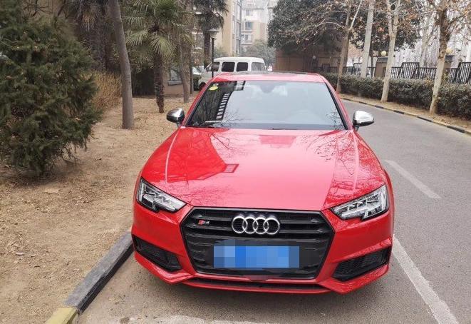购车总价 | 这辆车裸车的价格是44.98万，当时还加上了一些其他的费用，我记得当时算下来的落地价差不多是50.48万，这个价格我还是能接受的。
同级对比 | 当时买这辆车的时候，我还将它和奥迪A5相比较的了一下，最终买奥迪S4的原因就是性价比，我个人觉得奥迪S4的性价比高于奥迪A5的，买车嘛，当然要选择性价比高的喽。
空间 | 这款车是4门5座三厢车，家用是足够用了，平时想要来个自驾游也是可以的，后备箱放两个箱子是没问题的，而且后排坐3个也还是很宽松的。
油耗 | 我对这款车的油耗很满意，一般我都是上下