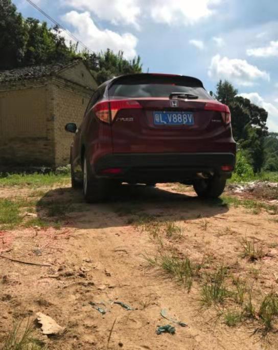 缤智-购车总价 | 裸车价12.8万，落地价13.3万
同级对比 | 仪表台是硬塑料的，不喜欢，内饰异味不是很大，还整体看着还挺舒适的，不过和威朗之类的没法比。外观还好，年轻时尚，不过我觉得xrv更好。还有大灯不怎样，晚上还是少开夜路吧
空间 | 门板储物箱和扶手箱不大，空间一般，但是后备箱的空间还不错，后背座椅能全部放倒
颜值 | 个人觉得还行吧，年轻时尚，一分钱一分货，这个价位的车，也不能要求太高。
油耗 | 这车还挺省油的，磨合期市区加国道表显6个油，实际也差不多。之前了解到本田地球梦发动机有点挑油