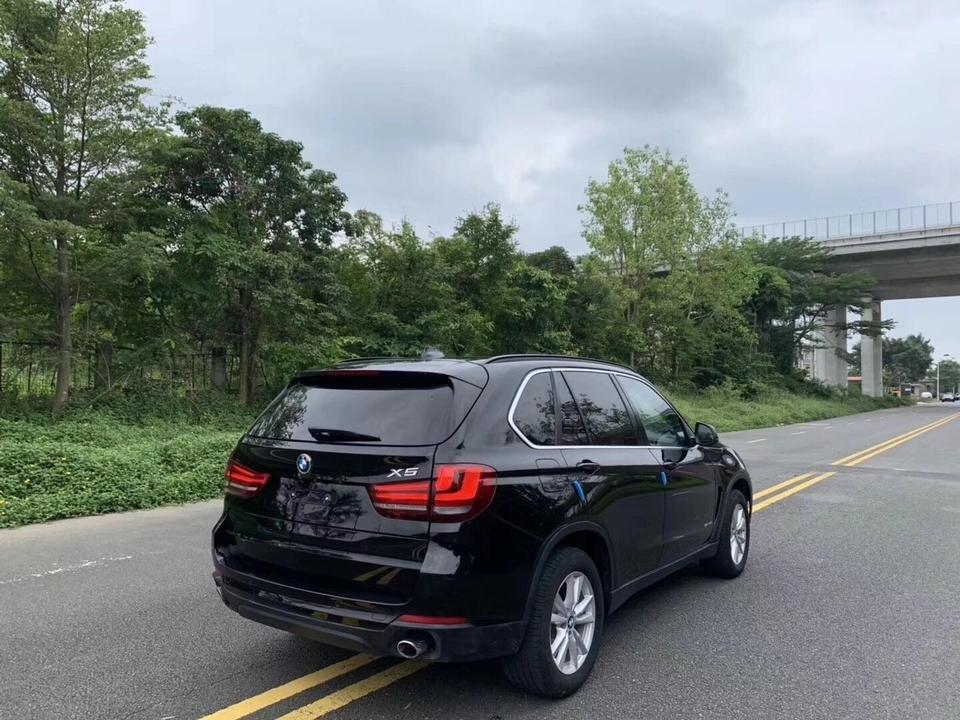 宝马x5-购车总价 | 当时裸车80多万，由于新款优惠的比较少，加上购置税保险上牌，落地一共下来将近100万。
同级对比 | 当时看了奔驰，奥迪。家里有一辆奥迪a6，想换个品牌开开，在奔驰和宝马的试驾对比中发现宝马的操控要比奔驰好点，所以选择了宝马的x5。
故障吐槽 | 目前新车才开出1000公里，没有出现小毛病。
空间 | 空间挺大的，本人身高180，做后排，腿部空间有2拳左右，头部1拳左右，后排挺宽大，而且做3个人一点也不拥挤，后备箱的空间也特别大，满足一家三口出行和自驾游都不在话下。
驾驶体验 | 