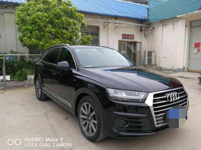 奥迪q7-购车总价 | 这款车的裸车价格是79.25万！加上购车税！保险！上牌！具体也没算！不过大家也都知道个大概吧！买车送了全车贴膜脚垫侧踏！不过质量都不怎么好也没用！
同级对比 | 当时也是看了很多车型！跑了许多家4s店！也试驾了很多车！看过奔驰宝马的好几款车型！后来还是觉得买了这款车！也许是开习惯了前一辆车就是用的奥迪q5！这就和看媳妇是一样的对眼了就不说别的！
故障吐槽 | 就感觉音响还欠缺一点！其他没什么毛病！后期有情况的话在追加吧！
空间 | 空间对于一台中大型suv来说肯定是不用多说的！不管