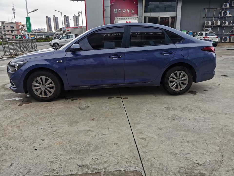 购车总价 | 3月份购车，当时优惠8000元，全部落地九万多点，现在好像不止优惠8000元了。
同级对比 | 开始家里人让我买锋范或者威驰，说日本车开不坏。我也知道日系车耐用又省油，但感觉日系车都太薄了，轻飘飘的，配置也低，外观也不是我的菜，对比过后，发现还是悦动性价比最高，而且现代口碑也不错，好看又好开。
故障吐槽 | 这车大灯总是高低不一，夜间行车比较费神。
空间 | 轴距2650mm，头部空间和腿部空间都很好的
活动空间，满载5人不算宽裕但也不会觉得挤。
驾驶体验 | 没有很激烈地驾驶过，不过这车也