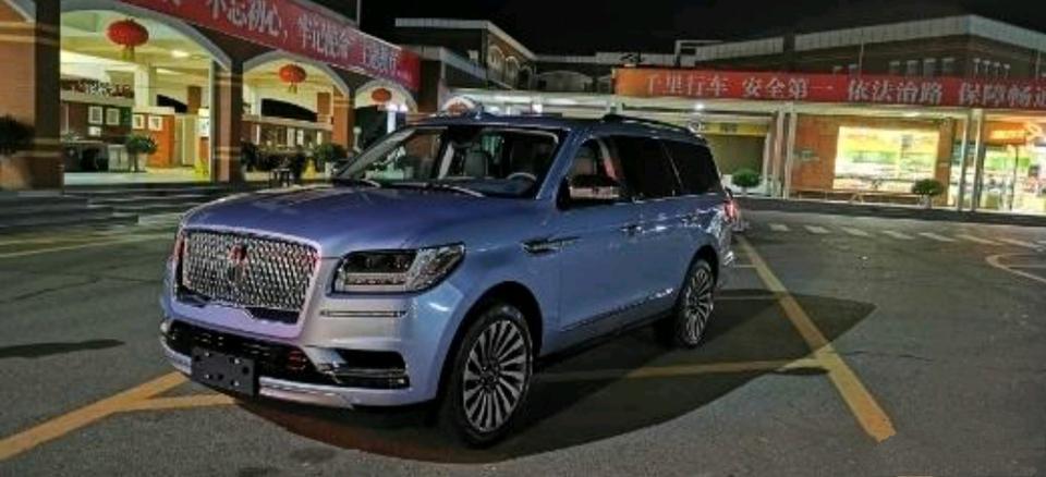 购车总价 | 这款车的裸价大约是125.2万元，一些费用下来，总共办下来也就139.3万元。
同级对比 | 刚开始在车店的时候，第一时间就看上了一辆宝马X7，后来因为款车的性能方面，自己不太满意，于是自己就放弃了。
驾驶体验 | 在驾驶这辆领航员的时候，就觉得这辆车视野很好也很舒服。整个车的推背感也很不错，方向盘也非常轻盈，操作性很简单。整个车的油箱也不重，开起来也很平稳。
颜值 | 这款车的外观设计是我比较喜欢的，这款车的外观设计非常的霸气高端，车侧的腰线设计的很有层次感。中控台的分布看上去慢慢的科技感