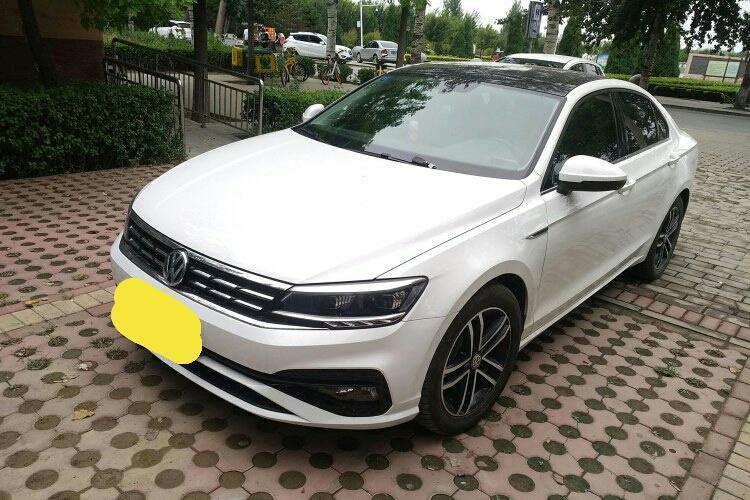 购车总价 | 落地价17.15万，价格比较实惠。
同级对比 | 看过大众速腾这款车，但是个人感觉凌渡加速更强劲一些，提速也快，所以我决定入手凌渡。
颜值 | 颜值是比较高的一款车，前脸格栅的设计犀利大气，车身的线条棱角分明，车尾的设计个人感觉偏老了一些，可以稍微改进一些。
内饰 | 内饰比较中庸，没有特别浮夸的设计，整体来说比较简约，比较对我的口味。
油耗 | 平时上下班比较堵，红绿灯比较多，一般情况是8.5个油，高速是8个，在我的预期之内。
